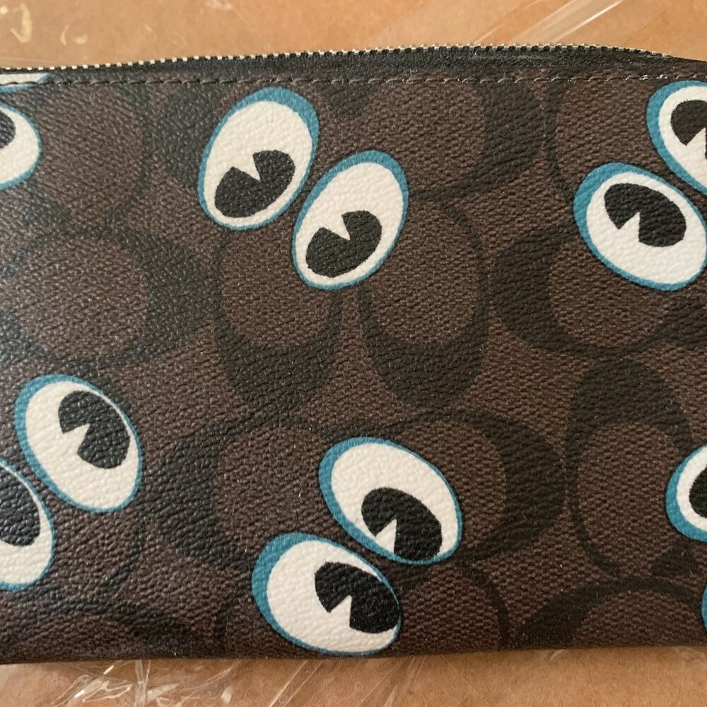 Coach small wristlet wallet Eyes NWT PRICE FIRM - Picture 2 of 3